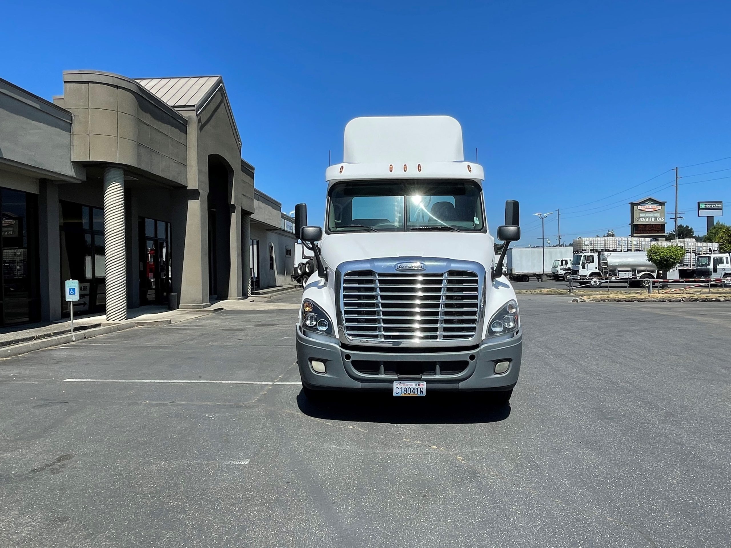 2014 FREIGHTLINER CASCADIA 125 FRONT-1-scaled