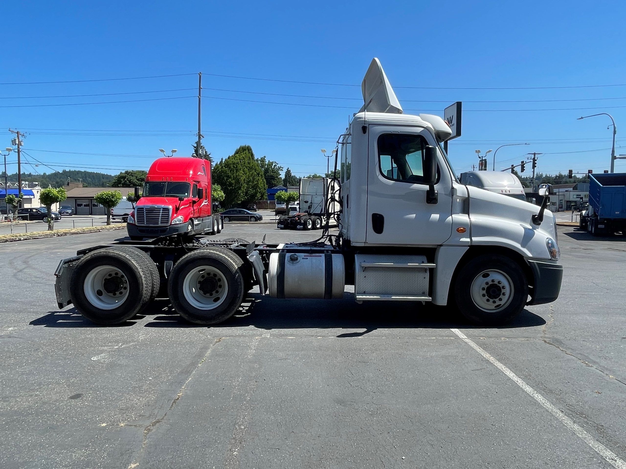 2014 FREIGHTLINER CASCADIA 125 PASSENGERS-SIDE-1-scaled