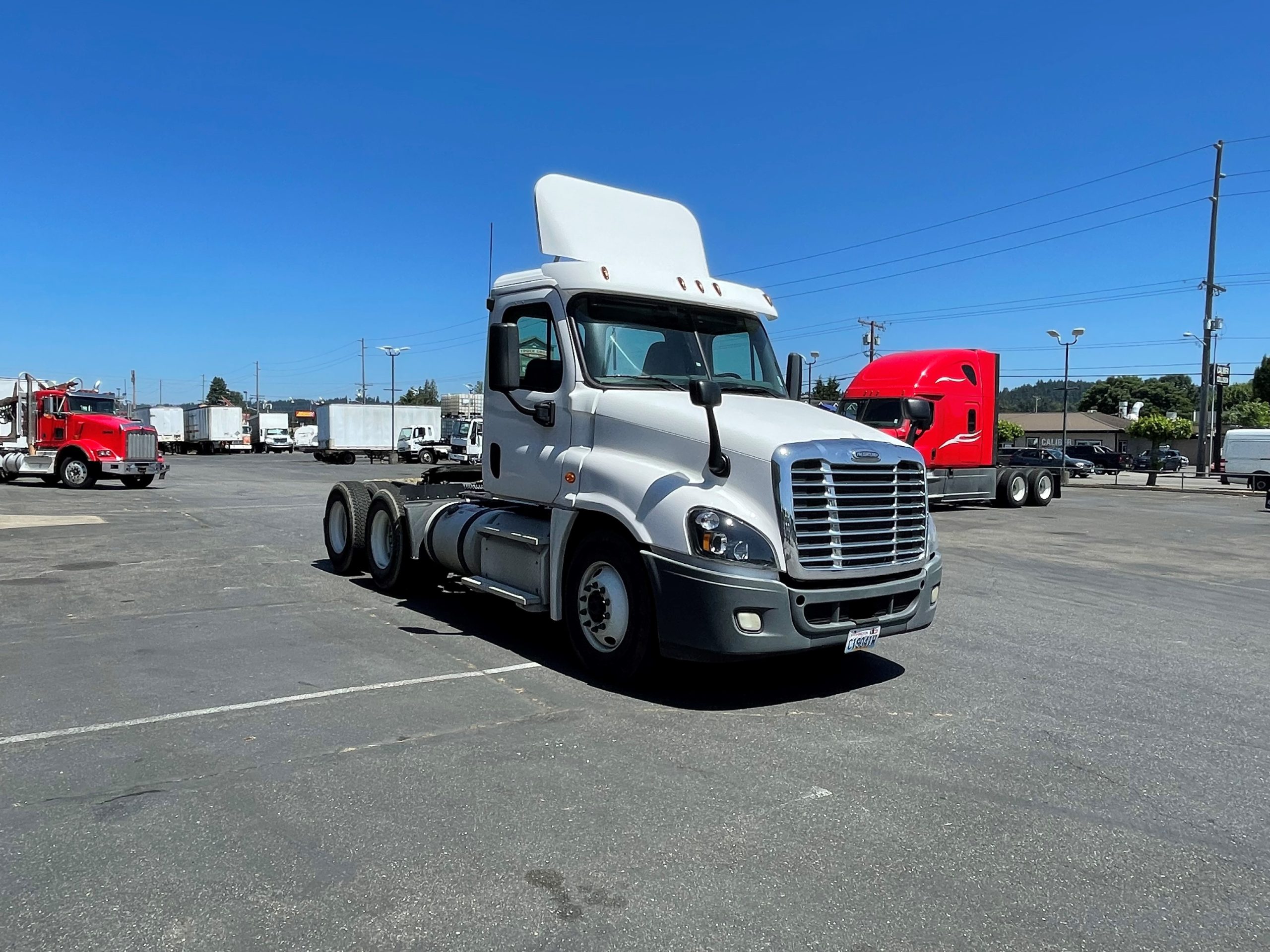 2014 FREIGHTLINER CASCADIA 125 PASSENGERS-SIDE-FRONT-1-scaled