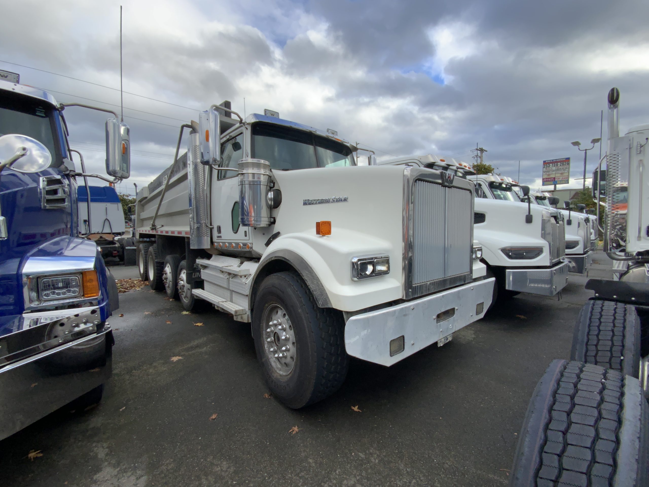 2017 WESTERN STAR 4900 IMG_6816-scaled